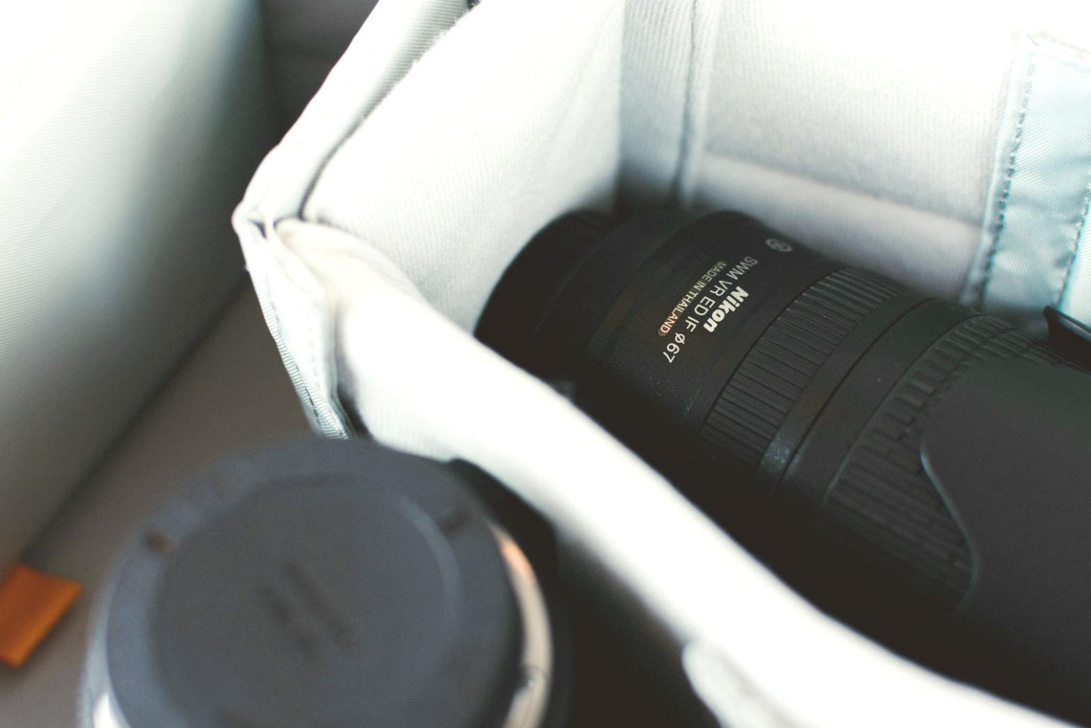 Studierende arbeiten gemeinsam an einem Videoprojekt im Kursraum