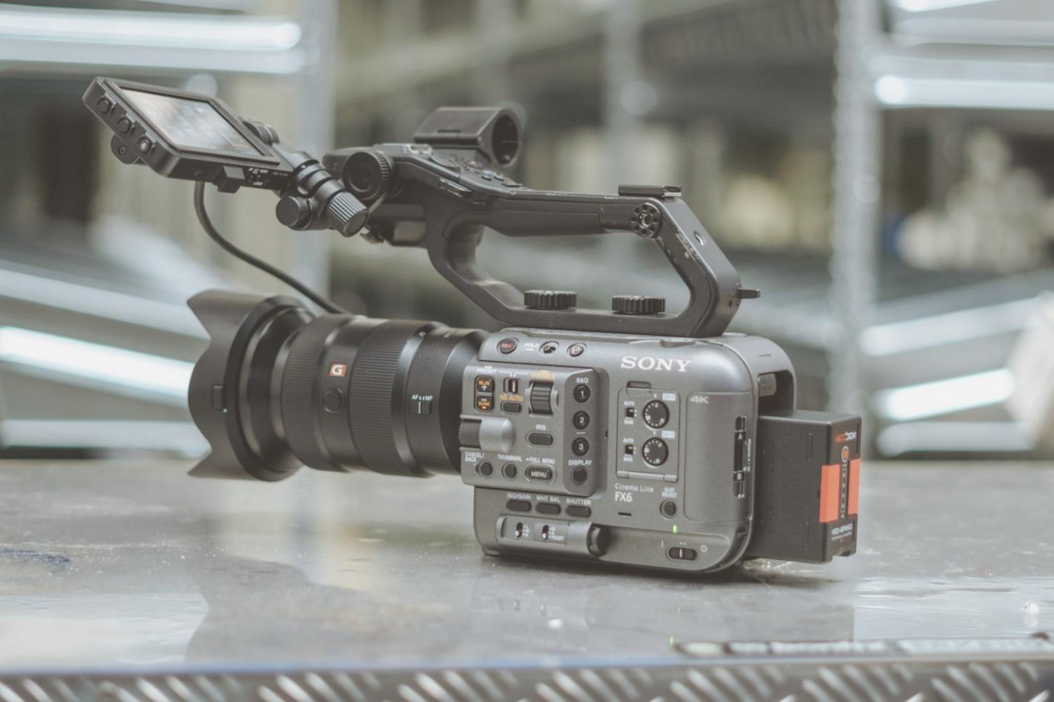 Kreative Videobearbeitung am Arbeitsplatz mit mehreren Bildschirmen