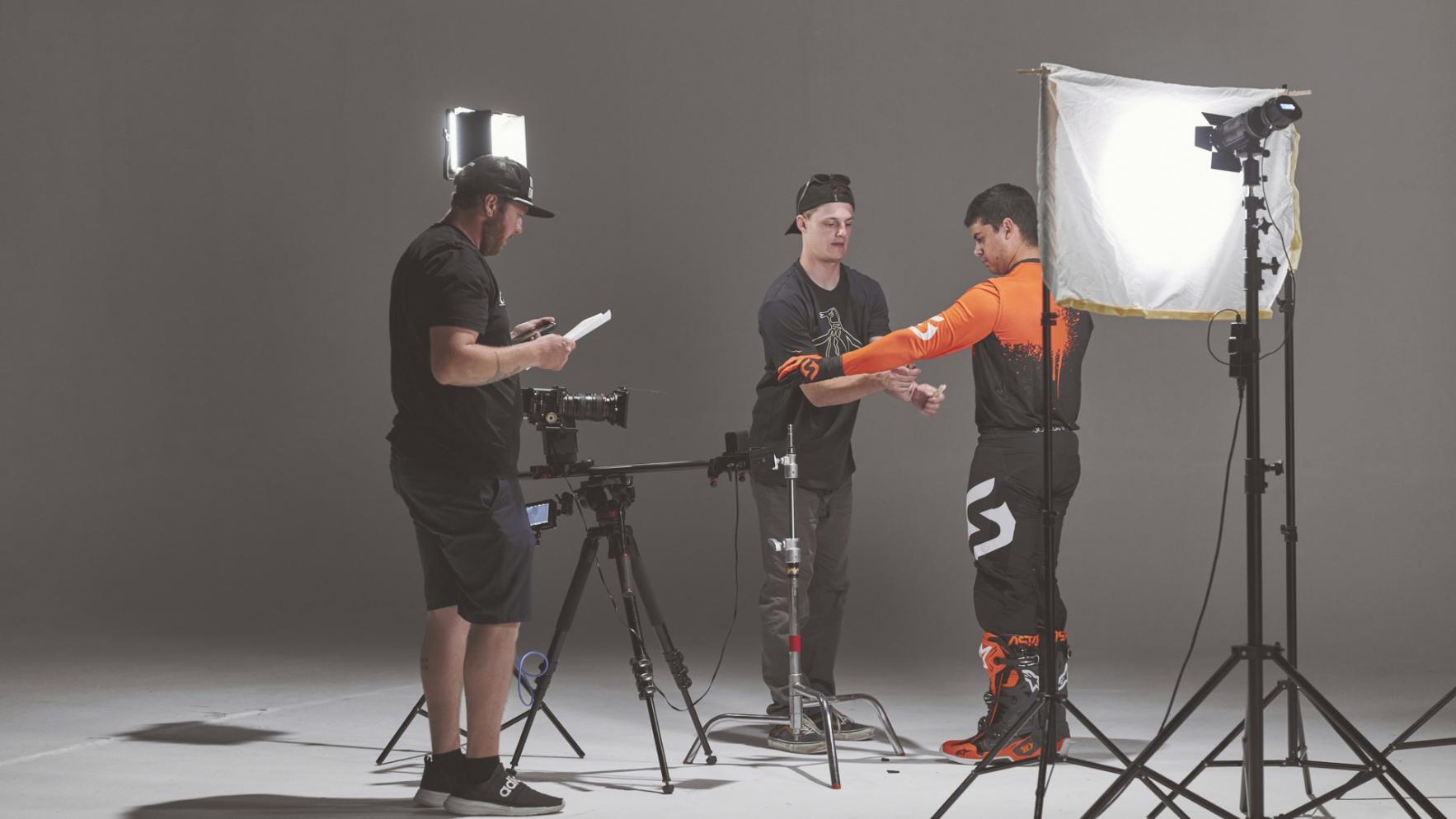 Moderner Videoschnitt-Arbeitsplatz mit mehreren Monitoren